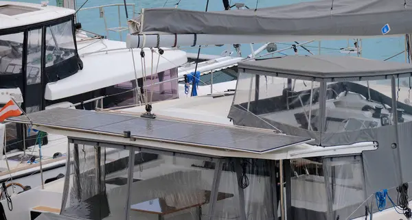 İtalya, Sicilya, Akdeniz, Marina di Ragusa (Ragusa Eyaleti); limanda katamaran yelkenli tekneleri 