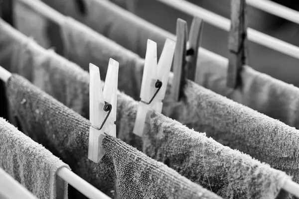 Kurutma askısında çamaşır yıkadım.