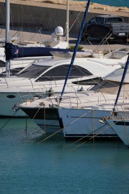 İtalya, Sicilya, Akdeniz, Marina di Ragusa (Ragusa ili); 26 Haziran 2024, limanda lüks yatlar - EDITORIAL