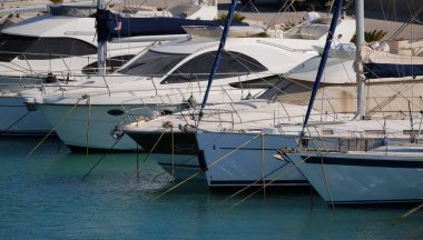 İtalya, Sicilya, Akdeniz, Marina di Ragusa (Ragusa ili); 26 Haziran 2024, limanda lüks yatlar - EDITORIAL