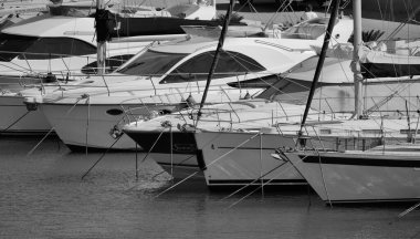 İtalya, Sicilya, Akdeniz, Marina di Ragusa (Ragusa ili); 26 Haziran 2024, limanda lüks yatlar - EDITORIAL