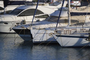 İtalya, Sicilya, Akdeniz, Marina di Ragusa (Ragusa ili); 26 Haziran 2024, limanda lüks yatlar - EDITORIAL
