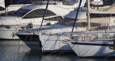 İtalya, Sicilya, Akdeniz, Marina di Ragusa (Ragusa ili); 26 Haziran 2024, limanda lüks yatlar - EDITORIAL