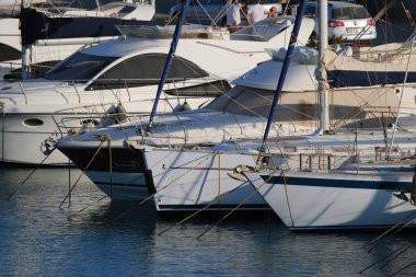 İtalya, Sicilya, Akdeniz, Marina di Ragusa (Ragusa ili); 26 Haziran 2024, limanda lüks yatlar - EDITORIAL