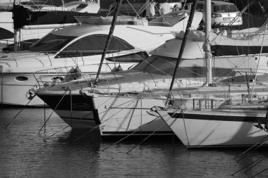 İtalya, Sicilya, Akdeniz, Marina di Ragusa (Ragusa ili); 26 Haziran 2024, limanda lüks yatlar - EDITORIAL