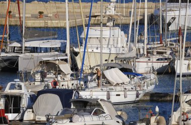 İtalya, Sicilya, Akdeniz, Marina di Ragusa (Ragusa ili); 26 Haziran 2024, limanda lüks yatlar - EDITORIAL