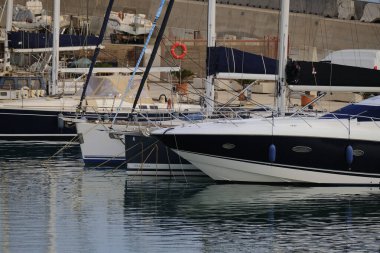 İtalya, Sicilya, Akdeniz, Marina di Ragusa (Ragusa ili); 27 Haziran 2024, limanda lüks yatlar - EDITORIAL