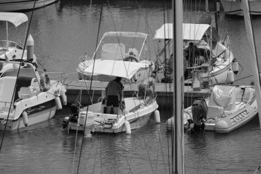 İtalya, Sicilya, Akdeniz, Marina di Ragusa (Ragusa Eyaleti); 29 Haziran 2024, limandaki bir motorlu tekne - EDITORIAL