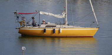 İtalya, Sicilya, Akdeniz, Marina di Ragusa (Ragusa ili); 29 Haziran 2024, limandaki bir yelkenli teknesinde çift - EDITORIAL