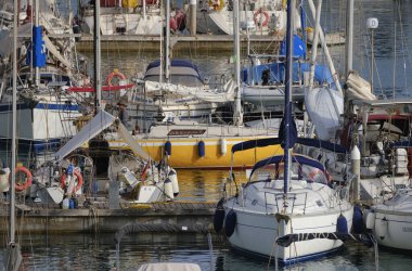 İtalya, Sicilya, Akdeniz, Marina di Ragusa (Ragusa ili); 29 Haziran 2024, limandaki bir yelkenli teknesinde çift - EDITORIAL