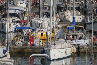 İtalya, Sicilya, Akdeniz, Marina di Ragusa (Ragusa ili); 29 Haziran 2024, limandaki bir yelkenli teknesinde çift - EDITORIAL