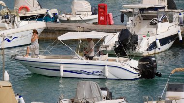 İtalya, Sicilya, Akdeniz, Marina di Ragusa (Ragusa Eyaleti); 30 Haziran 2024, limanda bir motorlu tekne - EDITORIAL