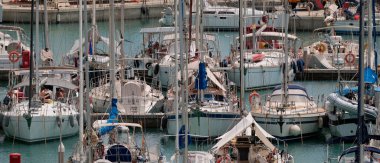 İtalya, Sicilya, Akdeniz, Marina di Ragusa (Ragusa Eyaleti); 1 Temmuz 2024, limanda yelkenli tekneleri - EDITORIAL