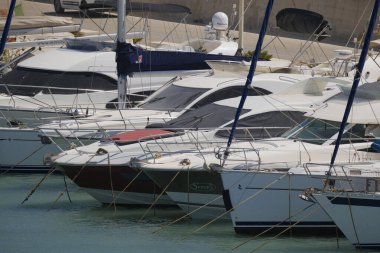 İtalya, Sicilya, Akdeniz, Marina di Ragusa (Ragusa ili); 2 Temmuz 2024, limanda lüks yatlar - EDITORIAL