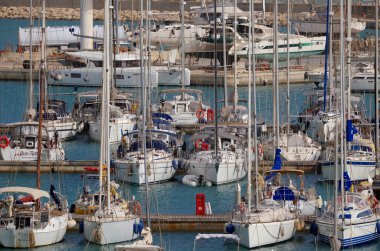 İtalya, Sicilya, Akdeniz, Marina di Ragusa (Ragusa ili); 3 Temmuz 2024, limanda lüks yatlar - EDITORIAL