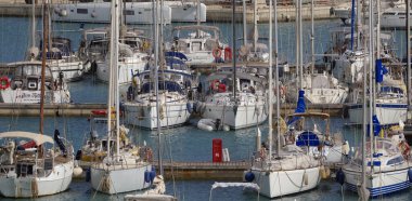 İtalya, Sicilya, Akdeniz, Marina di Ragusa (Ragusa ili); 3 Temmuz 2024, limanda lüks yatlar - EDITORIAL