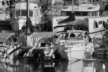 İtalya, Sicilya, Akdeniz, Marina di Ragusa (Ragusa ili); 4 Temmuz 2024, limanda lüks yatlar - EDITORIAL