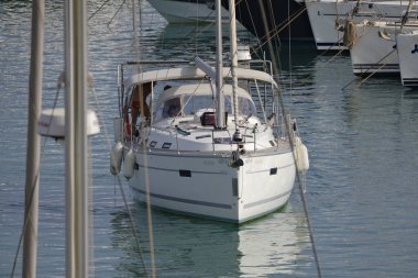 İtalya, Sicilya, Akdeniz, Marina di Ragusa (Ragusa ili); 7 Temmuz 2024, limandaki bir yelkenli teknesinde insanlar - EDITORIAL