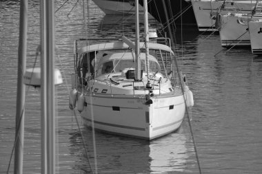 İtalya, Sicilya, Akdeniz, Marina di Ragusa (Ragusa ili); 7 Temmuz 2024, limandaki bir yelkenli teknesinde insanlar - EDITORIAL