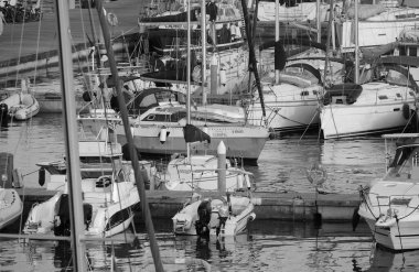 İtalya, Sicilya, Akdeniz, Marina di Ragusa (Ragusa ili); 7 Temmuz 2024, limandaki bir yelkenli teknesinde insanlar - EDITORIAL