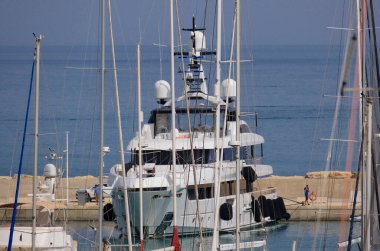 İtalya, Sicilya, Akdeniz, Marina di Ragusa (Ragusa ili); 9 Temmuz 2024, limanda lüks yatlar - EDITORIAL