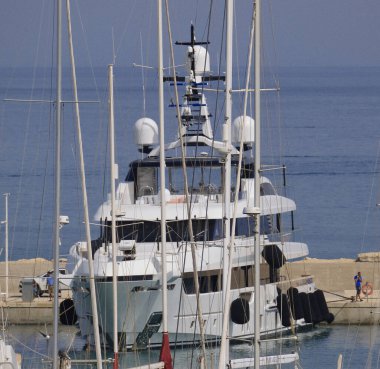 İtalya, Sicilya, Akdeniz, Marina di Ragusa (Ragusa ili); 9 Temmuz 2024, limanda lüks yatlar - EDITORIAL