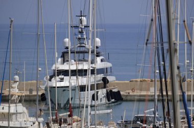 İtalya, Sicilya, Akdeniz, Marina di Ragusa (Ragusa ili); 9 Temmuz 2024, limanda lüks yatlar - EDITORIAL