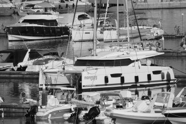 İtalya, Sicilya, Akdeniz, Marina di Ragusa (Ragusa ili); 9 Temmuz 2024, limanda motorlu tekneler ve lüks yatlar - EDITORIAL