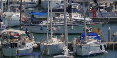 İtalya, Sicilya, Akdeniz, Marina di Ragusa (Ragusa ili); 11 Temmuz 2024, limanda lüks yatlar - EDITORIAL