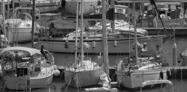 İtalya, Sicilya, Akdeniz, Marina di Ragusa (Ragusa ili); 11 Temmuz 2024, limanda lüks yatlar - EDITORIAL