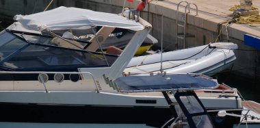 İtalya, Sicilya, Akdeniz, Marina di Ragusa (Ragusa ili); 11 Temmuz 2024, limanda lüks yatlar - EDITORIAL