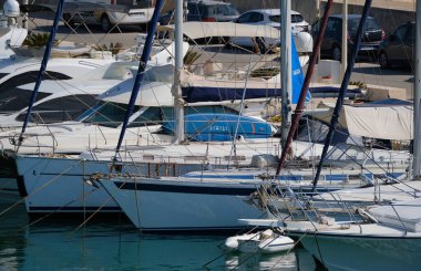 İtalya, Sicilya, Akdeniz, Marina di Ragusa (Ragusa ili); 11 Temmuz 2024, limanda lüks yatlar - EDITORIAL