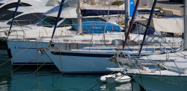 İtalya, Sicilya, Akdeniz, Marina di Ragusa (Ragusa ili); 11 Temmuz 2024, limanda lüks yatlar - EDITORIAL