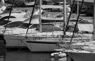 İtalya, Sicilya, Akdeniz, Marina di Ragusa (Ragusa ili); 11 Temmuz 2024, limanda lüks yatlar - EDITORIAL