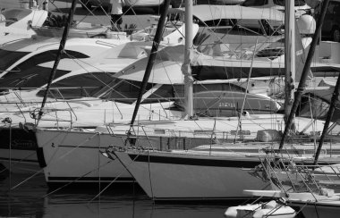 İtalya, Sicilya, Akdeniz, Marina di Ragusa (Ragusa ili); 11 Temmuz 2024, limanda lüks yatlar - EDITORIAL