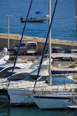 İtalya, Sicilya, Akdeniz, Marina di Ragusa (Ragusa ili); 11 Temmuz 2024, limanda lüks yatlar - EDITORIAL