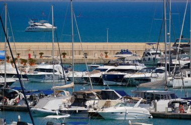 İtalya, Sicilya, Akdeniz, Marina di Ragusa (Ragusa ili); 12 Temmuz 2024, limanda lüks yatlar - EDITORIAL