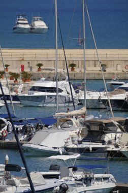 İtalya, Sicilya, Akdeniz, Marina di Ragusa (Ragusa ili); 12 Temmuz 2024, limanda lüks yatlar - EDITORIAL