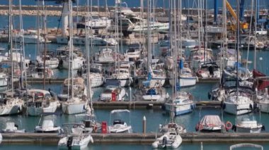 İtalya, Sicilya, Akdeniz, Marina di Ragusa (Ragusa Eyaleti); limanda lüks yatlar 