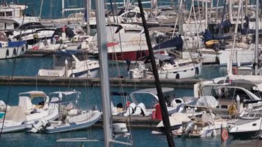 İtalya, Sicilya, Akdeniz, Marina di Ragusa (Ragusa ili); 12 Temmuz 2024, limanda motorlu tekneler ve lüks yatlar - EDITORIAL