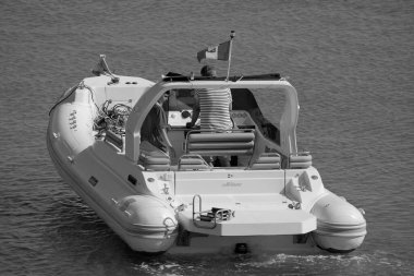 İtalya, Sicilya, Akdeniz, Marina di Ragusa (Ragusa Eyaleti); 12 Temmuz 2024, limandaki büyük bir kauçuk teknede insanlar - EDITORIAL