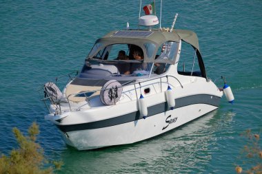 İtalya, Sicilya, Akdeniz, Marina di Ragusa (Ragusa Eyaleti); 12 Temmuz 2024, limandaki bir motorlu tekne - EDITORIAL