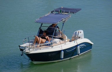 İtalya, Sicilya, Akdeniz, Marina di Ragusa (Ragusa Eyaleti); 13 Temmuz 2024, limanda bir motorlu tekne - EDITORIAL