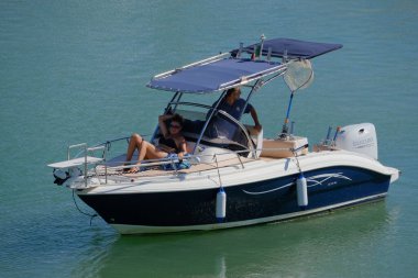 İtalya, Sicilya, Akdeniz, Marina di Ragusa (Ragusa Eyaleti); 13 Temmuz 2024, limanda bir motorlu tekne - EDITORIAL