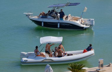 İtalya, Sicilya, Akdeniz, Marina di Ragusa (Ragusa Eyaleti); 13 Temmuz 2024, limandaki motorlu tekneler - EDITORIAL