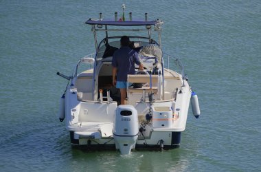 İtalya, Sicilya, Akdeniz, Marina di Ragusa (Ragusa Eyaleti); 13 Temmuz 2024, limanda bir motorlu tekne - EDITORIAL