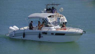 İtalya, Sicilya, Akdeniz, Marina di Ragusa (Ragusa Eyaleti); 13 Temmuz 2024, limandaki lüks yatlarda yaşayan insanlar - EDITORIAL