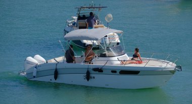 İtalya, Sicilya, Akdeniz, Marina di Ragusa (Ragusa Eyaleti); 13 Temmuz 2024, limandaki lüks yatlarda yaşayan insanlar - EDITORIAL