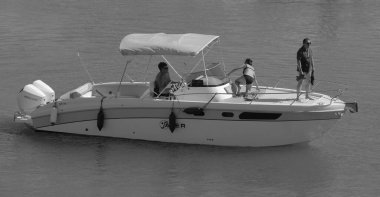 İtalya, Sicilya, Akdeniz, Marina di Ragusa (Ragusa Eyaleti); 13 Temmuz 2024, limanda lüks bir yatta insanlar - EDITORIAL