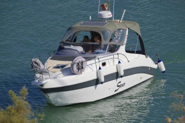 İtalya, Sicilya, Akdeniz, Marina di Ragusa (Ragusa Eyaleti); 12 Temmuz 2024, limandaki bir motorlu tekne - EDITORIAL